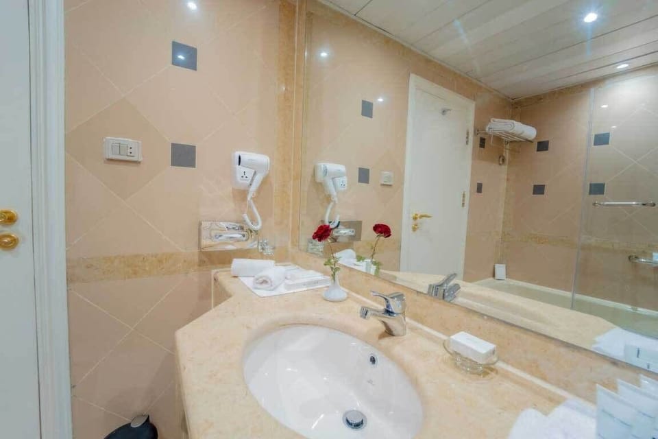 Deluxe City View | Bathroom | Combined shower/tub, hair dryer, towels, soap