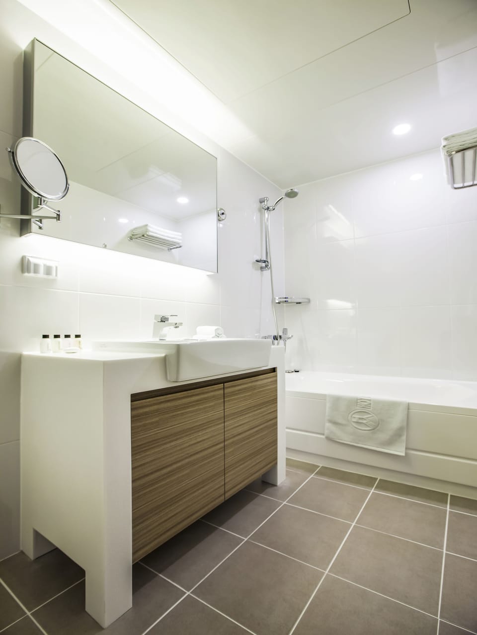 Combined shower/tub, deep soaking tub, free toiletries, hair dryer