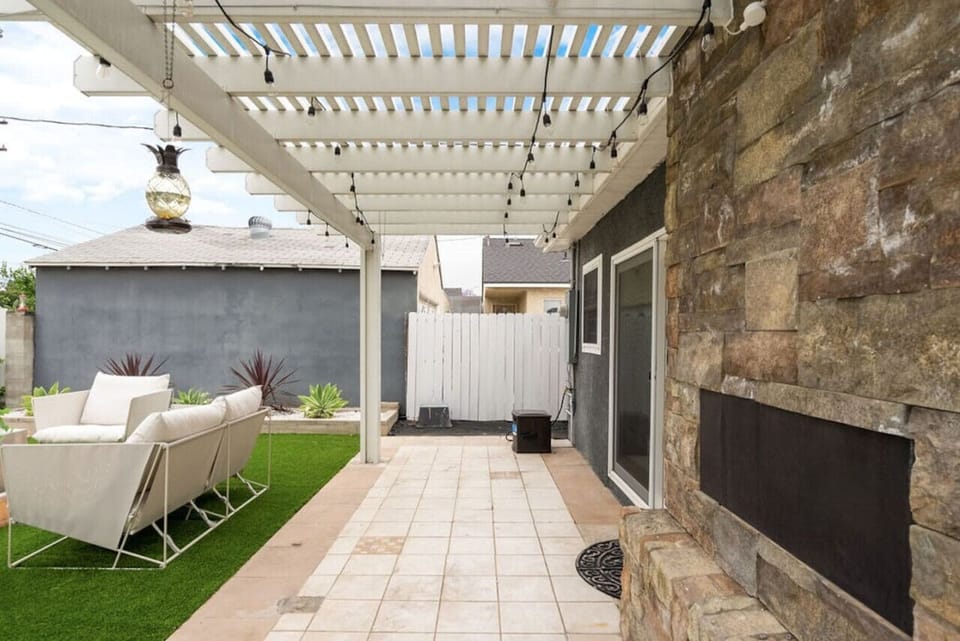 Cozy evenings under the stars ✨ Our backyard patio with string lights creates the perfect ambiance for relaxing or entertaining. 🌙🌿