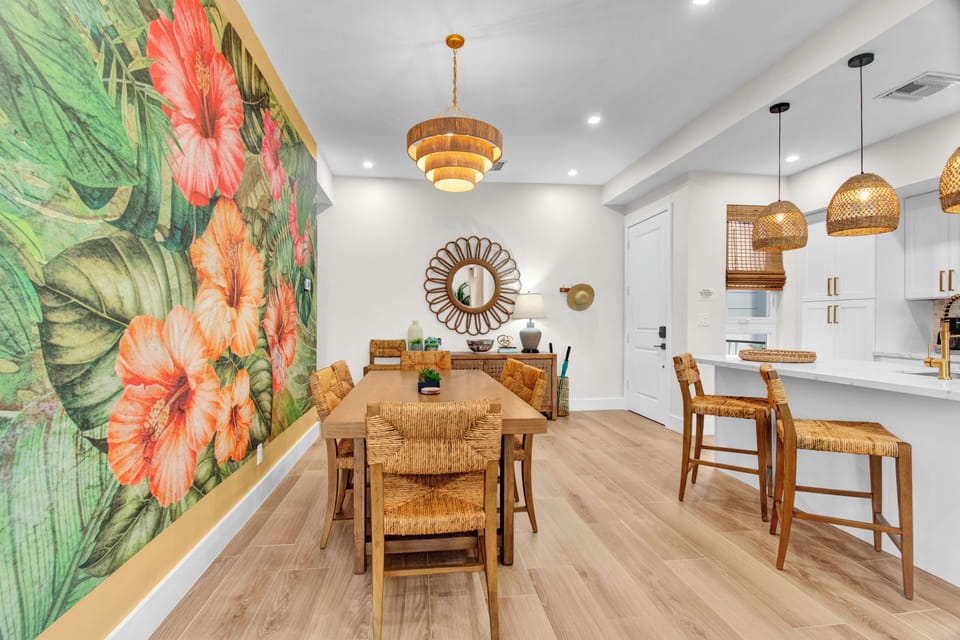 You can enjoy a family meal at the dining table.
