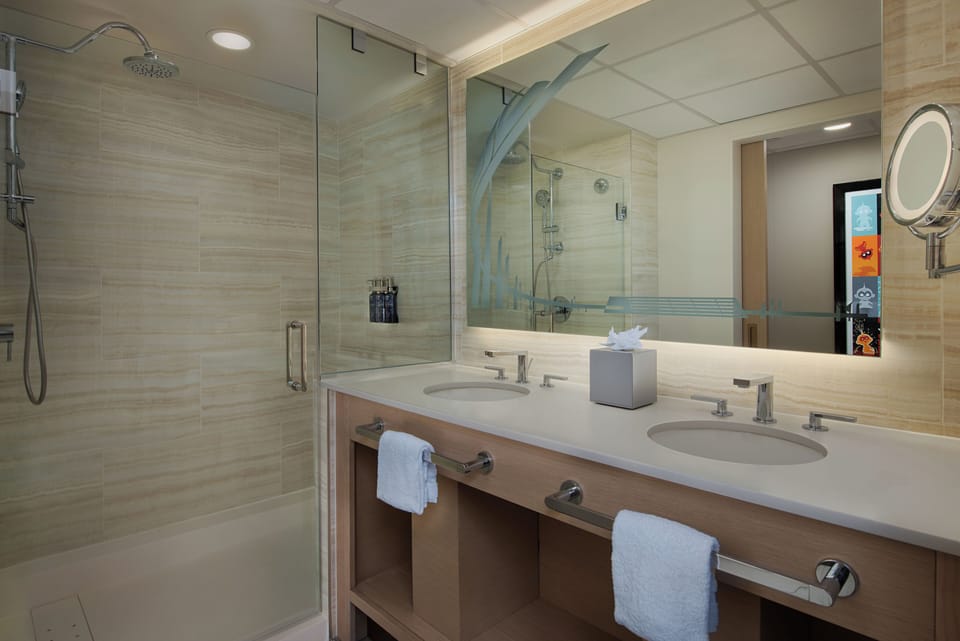Combined shower/tub, hair dryer, towels
