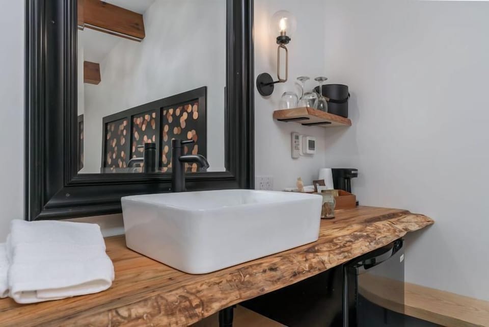 Luxury Room, 1 King Bed, Private Bathroom | Hypo-allergenic bedding, individually decorated, individually furnished