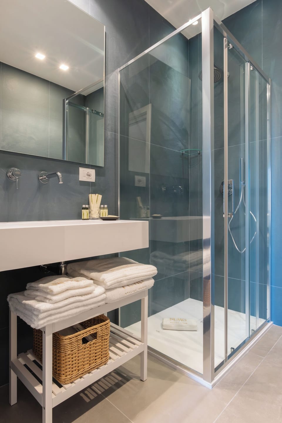 Deluxe Double Room, Balcony, Garden View | Bathroom | Shower, free toiletries, hair dryer, slippers