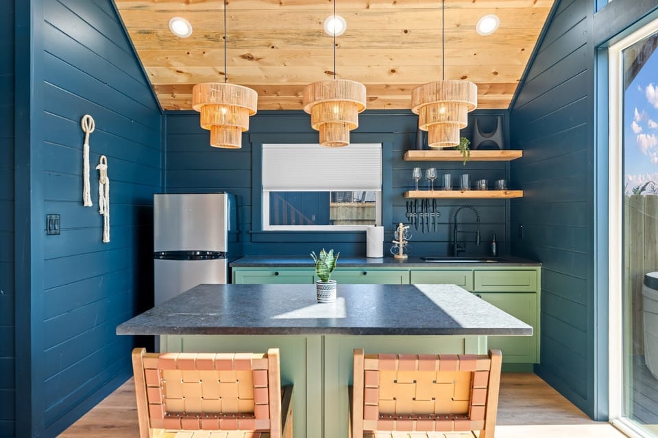 Standard Tree House | Private kitchenette | Fridge, microwave, oven, cookware/dishes/utensils