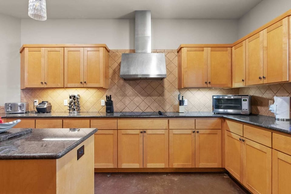 Luxury House, Multiple Bedrooms, Private Pool | Private kitchen | Coffee/tea maker, electric kettle, dining tables