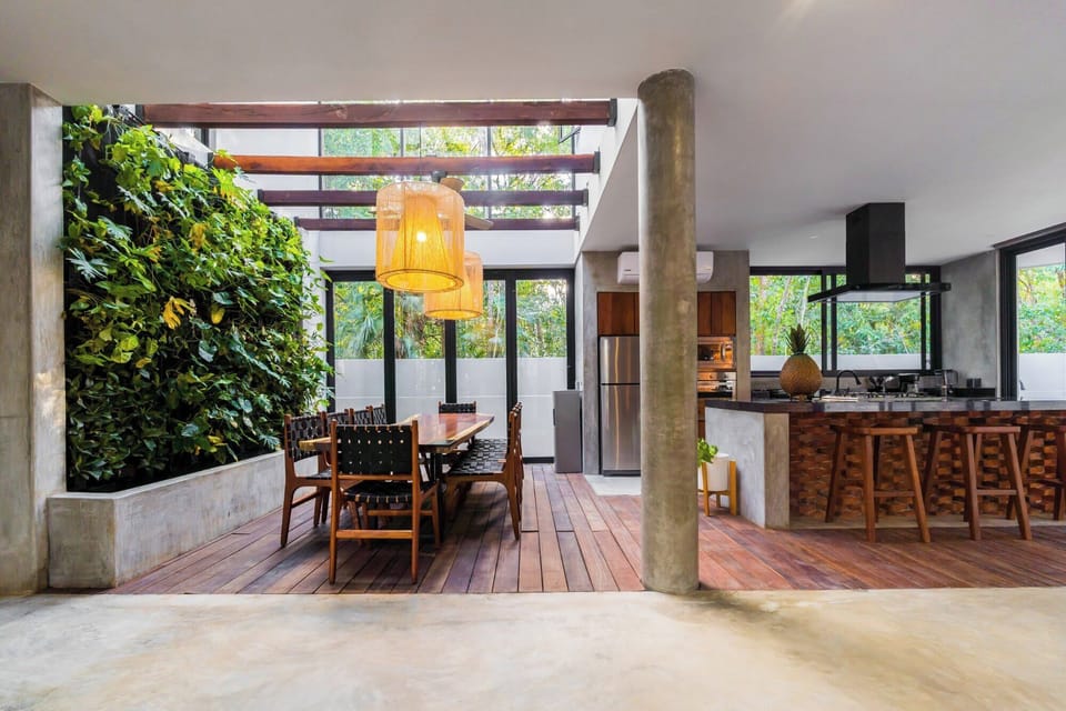 Fully equipped kitchen with dining area