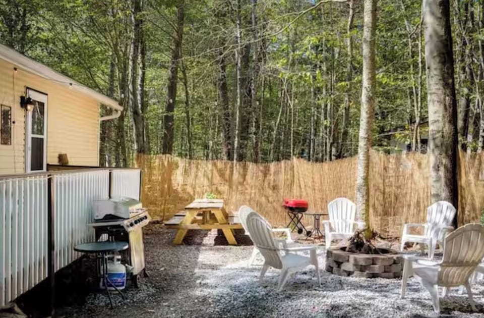 Unwind with a warm firepit while gazing through the stars!