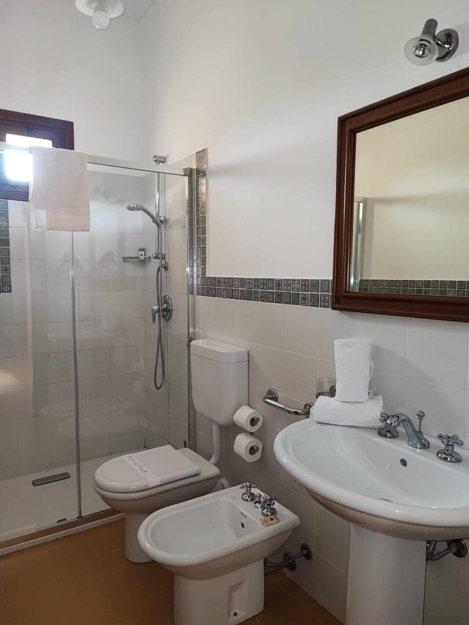 Double Room | Bathroom | Hair dryer, toilet paper