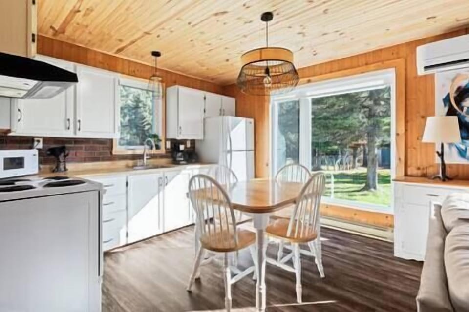 Kitchen and dining table (2)