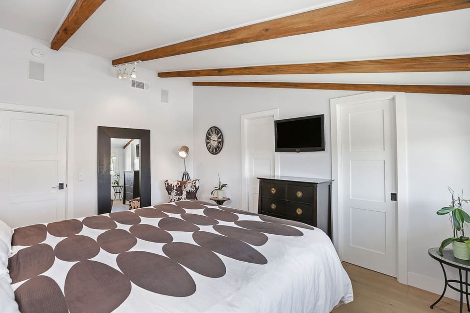 Master Bedroom: King Bed