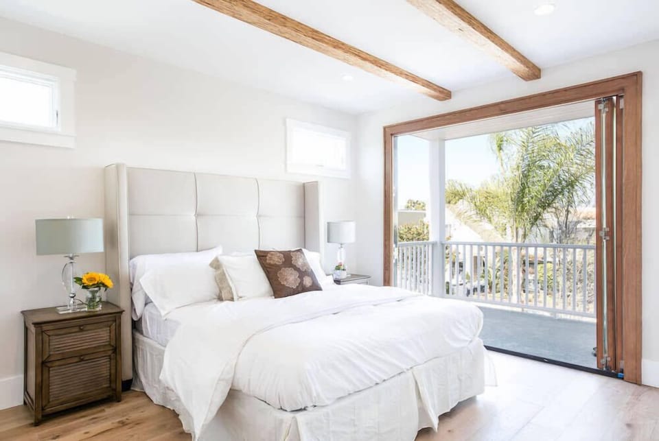 Master Bedroom: King Bed
