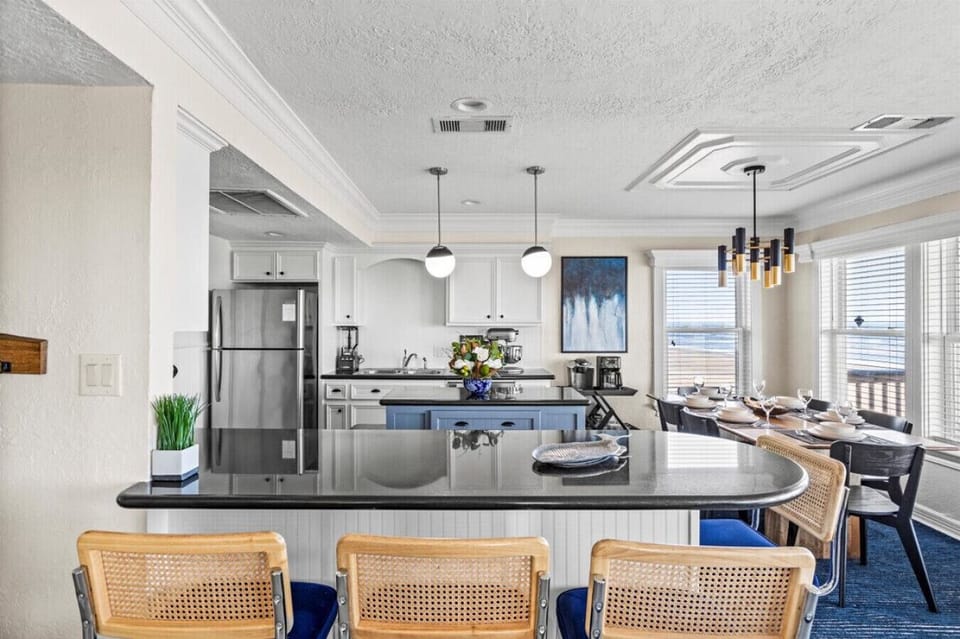 Gather, cook, and connect with an ocean view—open kitchen and dining with beachfront vibes in Galveston, TX.