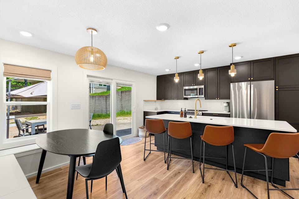 Little Bear - The cozy kitchen offers ample space & all the comforts of home