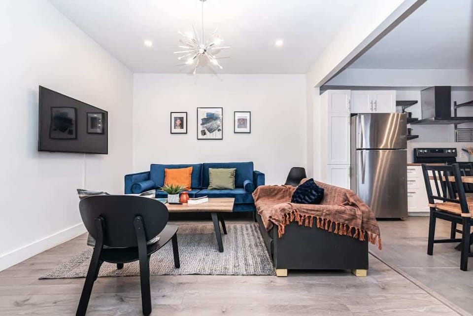 Bright and elegant white living room offering a clean, modern, and tranquil space for relaxation and socializing.Bright and elegant white living room offering a clean, modern, and tranquil space for relaxation and socializing.