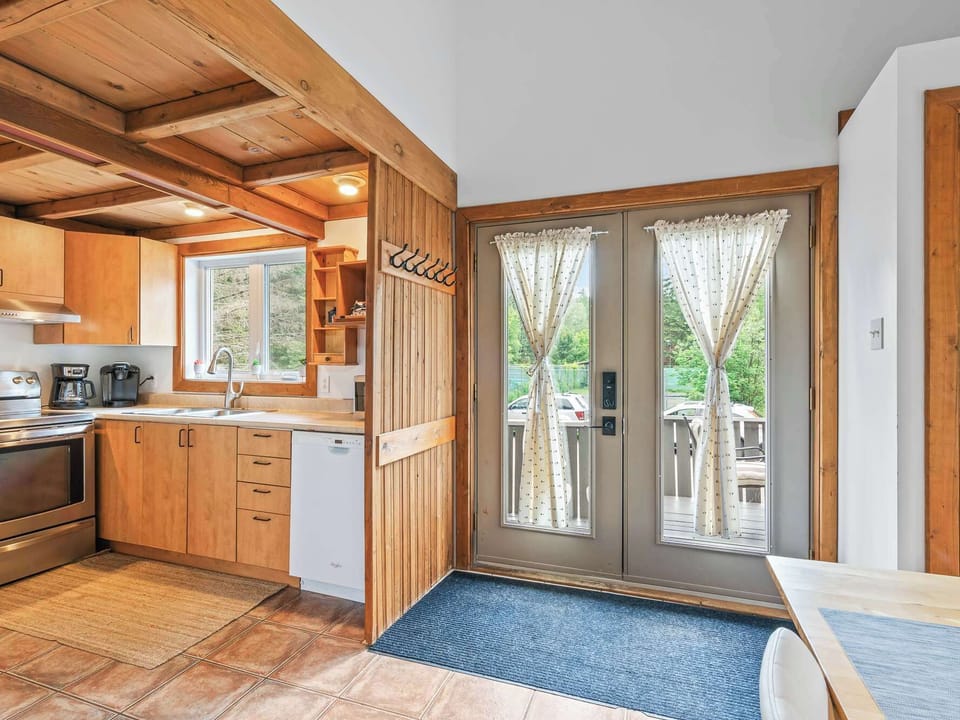 Entryway with direct access to outdoor space