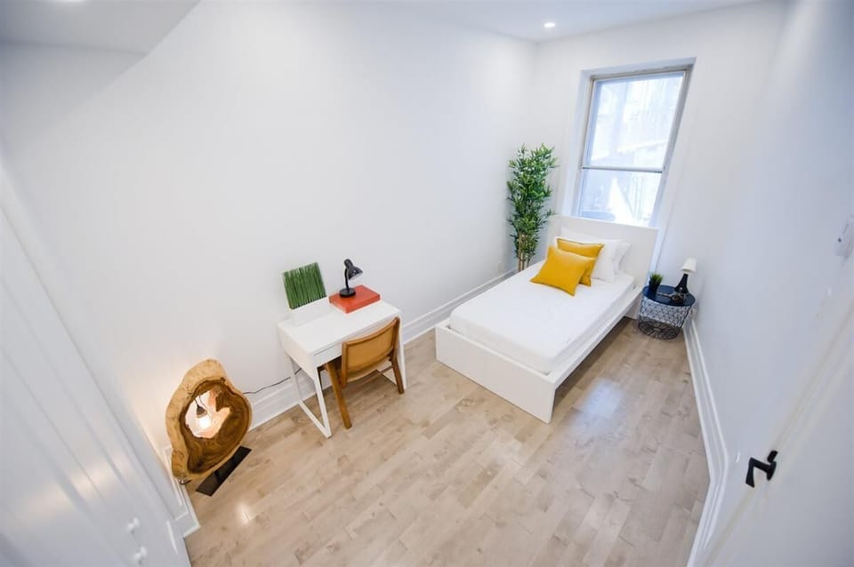 Bright and functional bedroom with workspace, ideal for study or remote work.