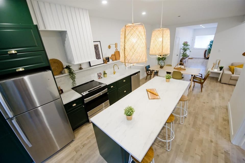 Fully equipped kitchen with modern appliances and elegant finishes.