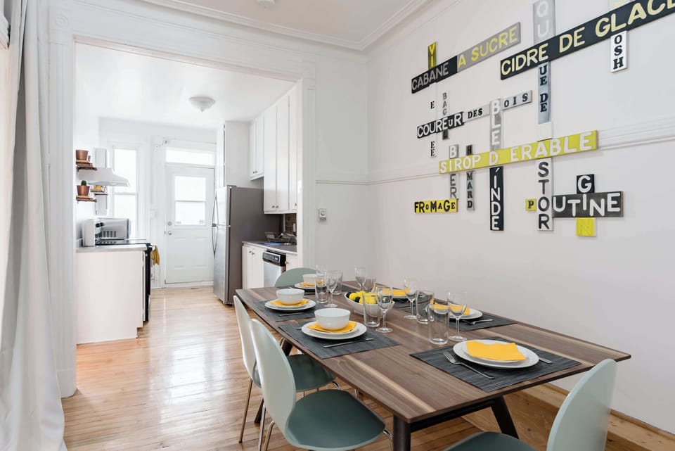 Open dining area connected to the kitchen, ideal for enjoying meals together.