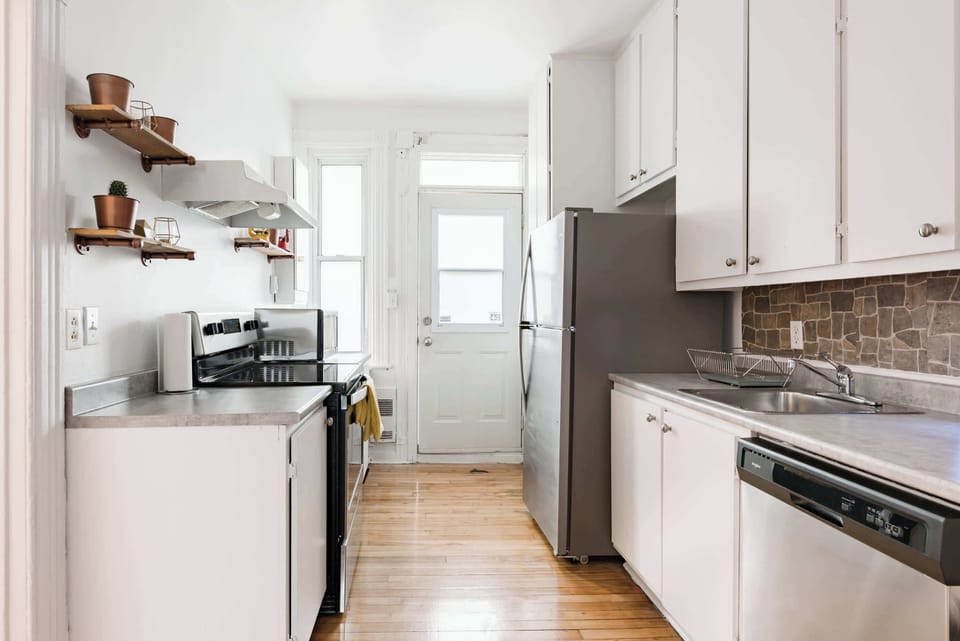 Clean and practical kitchen space with everything you need to prepare your meals.