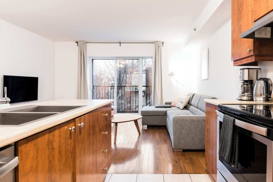 Loft lumineux à aire ouverte offrant un espace convivial et chaleureux. Chambres situées au rez-de-chaussée pour plus d’intimité, avec une mezzanine à l’étage comprenant un coin nuit et une salle de bain. Décor soigné et ambiance réconfortante.