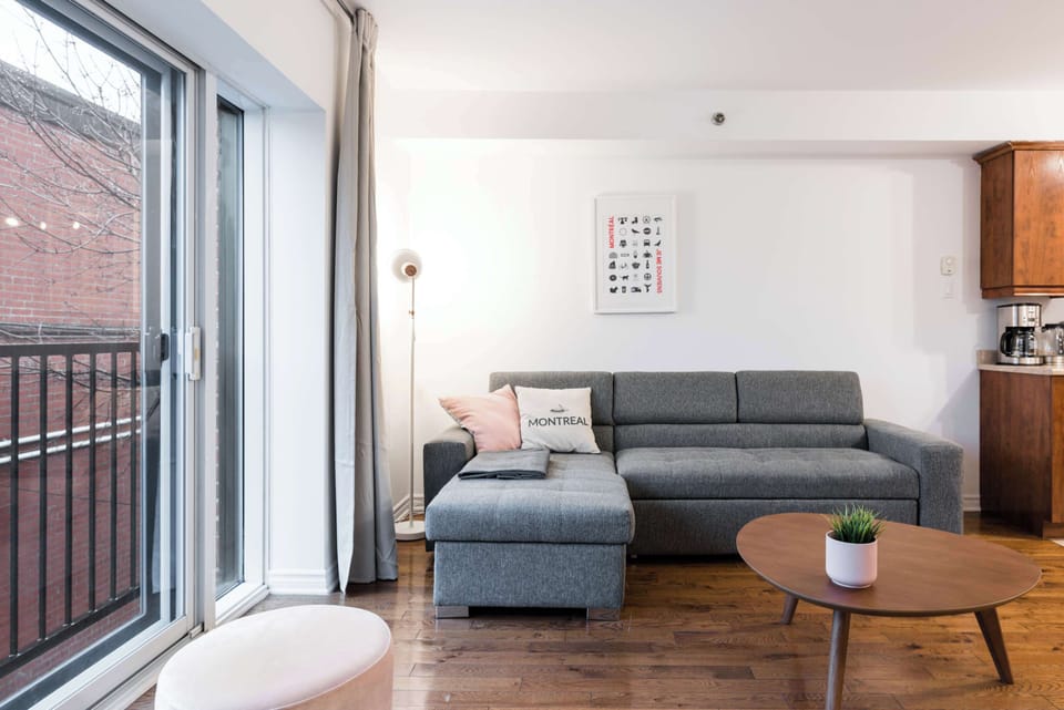 Loft lumineux à aire ouverte offrant un espace convivial et chaleureux. Chambres situées au rez-de-chaussée pour plus d’intimité, avec une mezzanine à l’étage comprenant un coin nuit et une salle de bain. Décor soigné et ambiance réconfortante.