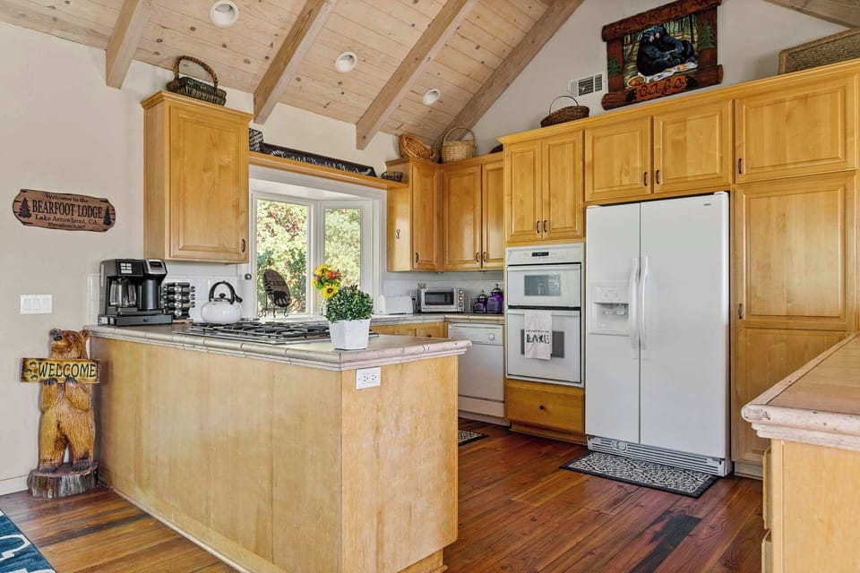 Full kitchen with everything you need for a home cooked meal.