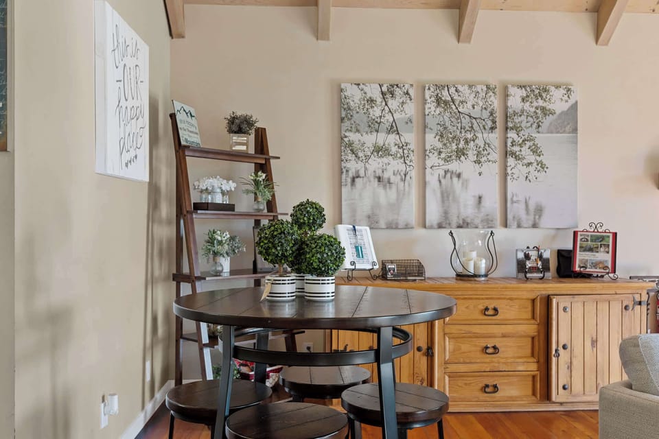 Breakfast nook, perfect to play games or do puzzles.