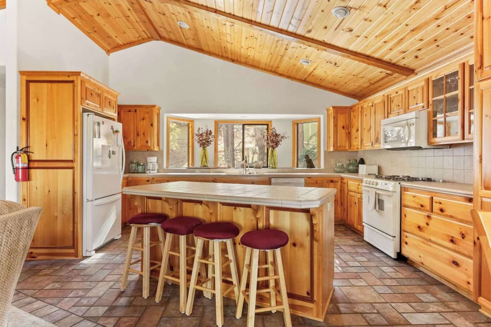 Kitchen bar counter with seating for 4