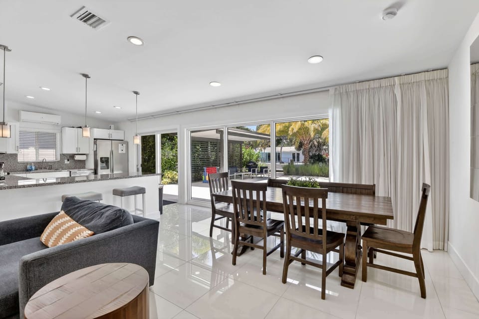 Dining room w/ Seating for 8