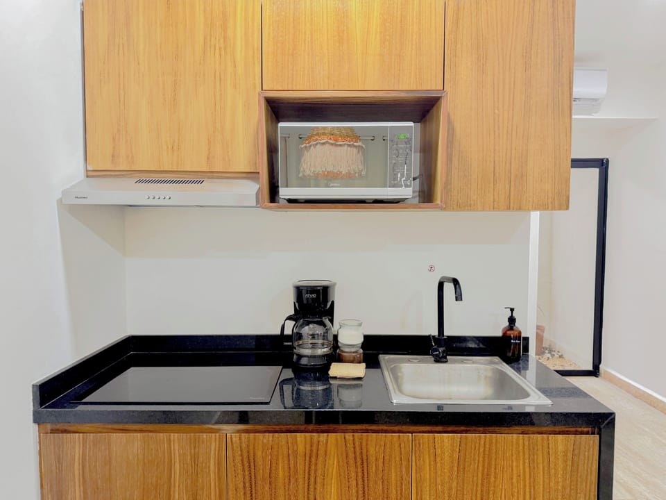 Deluxe Apartment, Lanai | Private kitchen | Fridge
