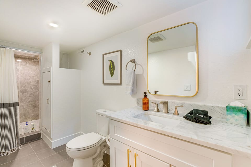 Full Bathroom 1 | En-Suite w/ Bedroom 1 | Towels | Complimentary Toiletries