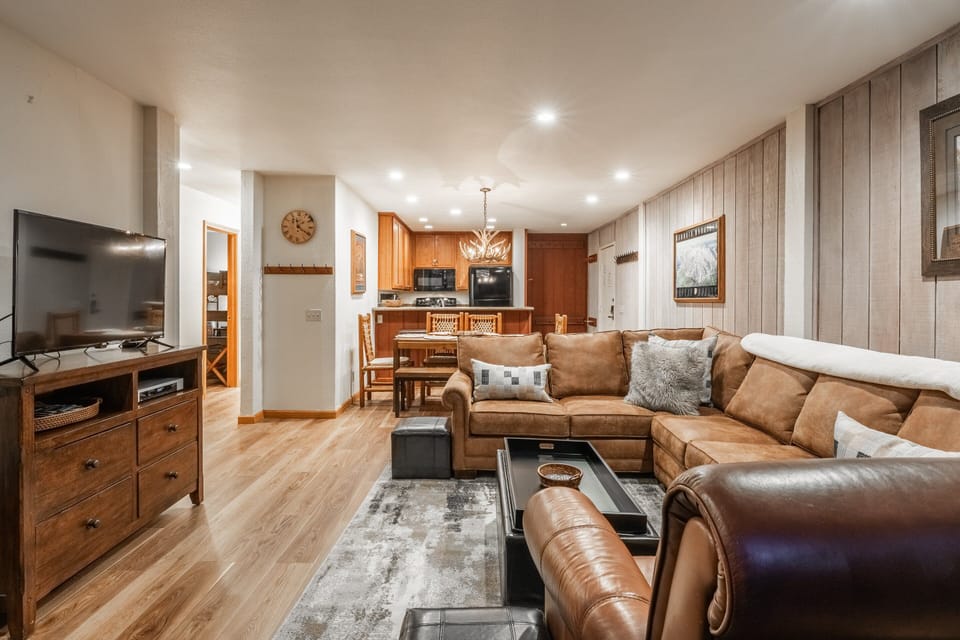 Living Room, Wood-Burning Fireplace, Flatscreen TV
