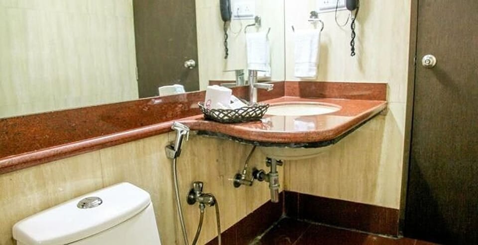 Suite | Bathroom | Shower, free toiletries, hair dryer, slippers
