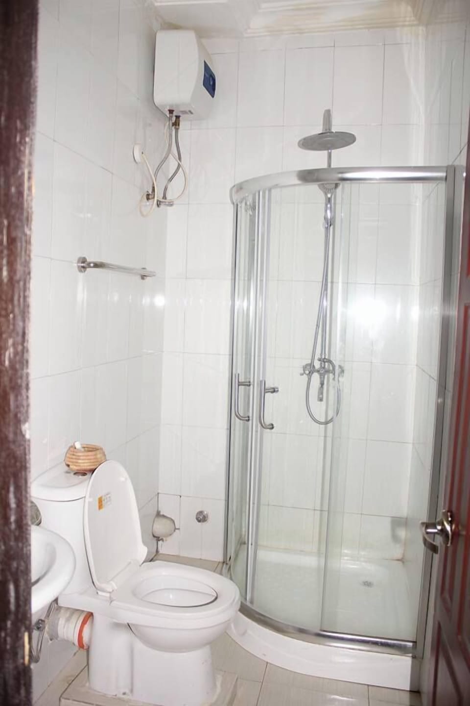 Combined shower/tub, free toiletries, towels, soap