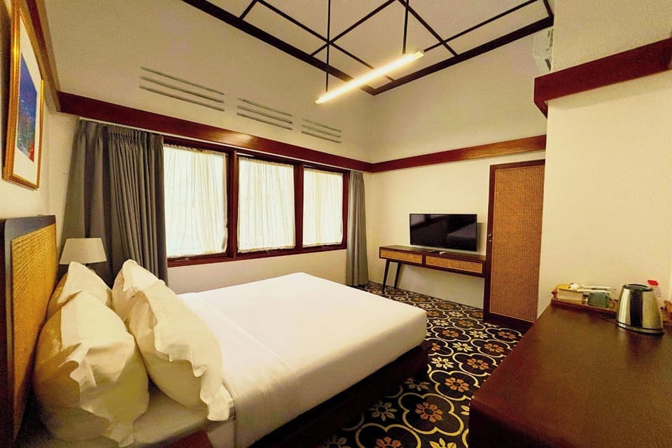 Deluxe Double Room | Minibar, desk, WiFi (free), bed sheets