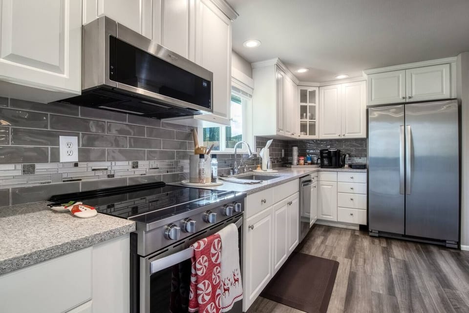 Two ovens in one kitchen, which is why Thanksgiving for nine actually works here. "The kitchen was large with 2 ovens!"