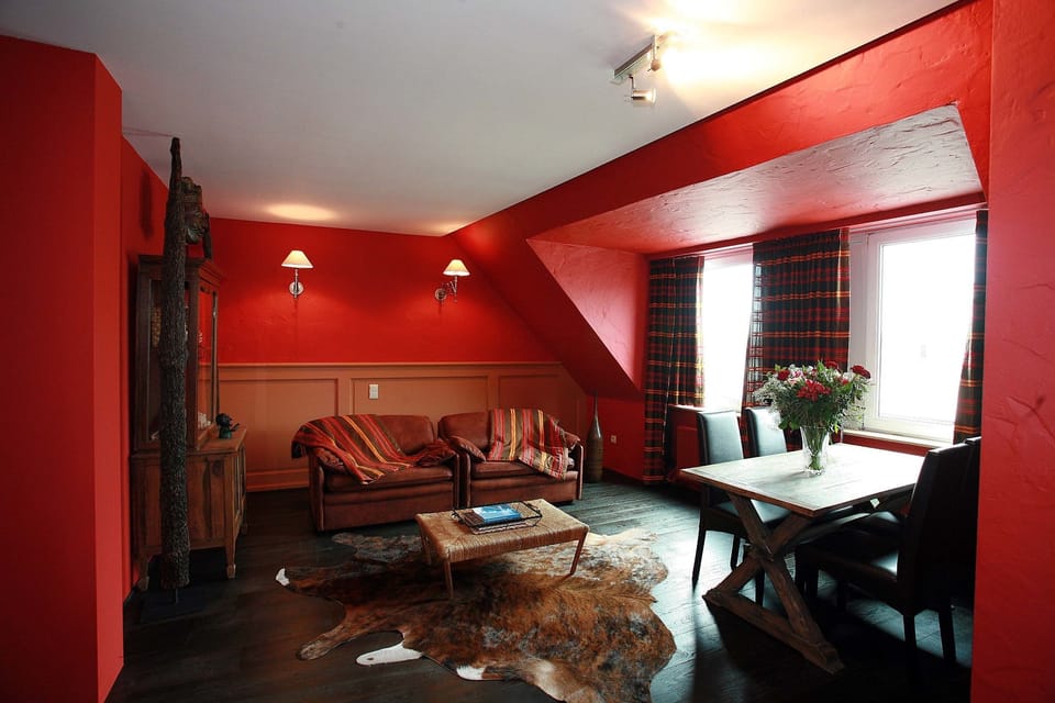 Deluxe Suite | Living area | 32-inch flat-screen TV with cable channels, TV, DVD player