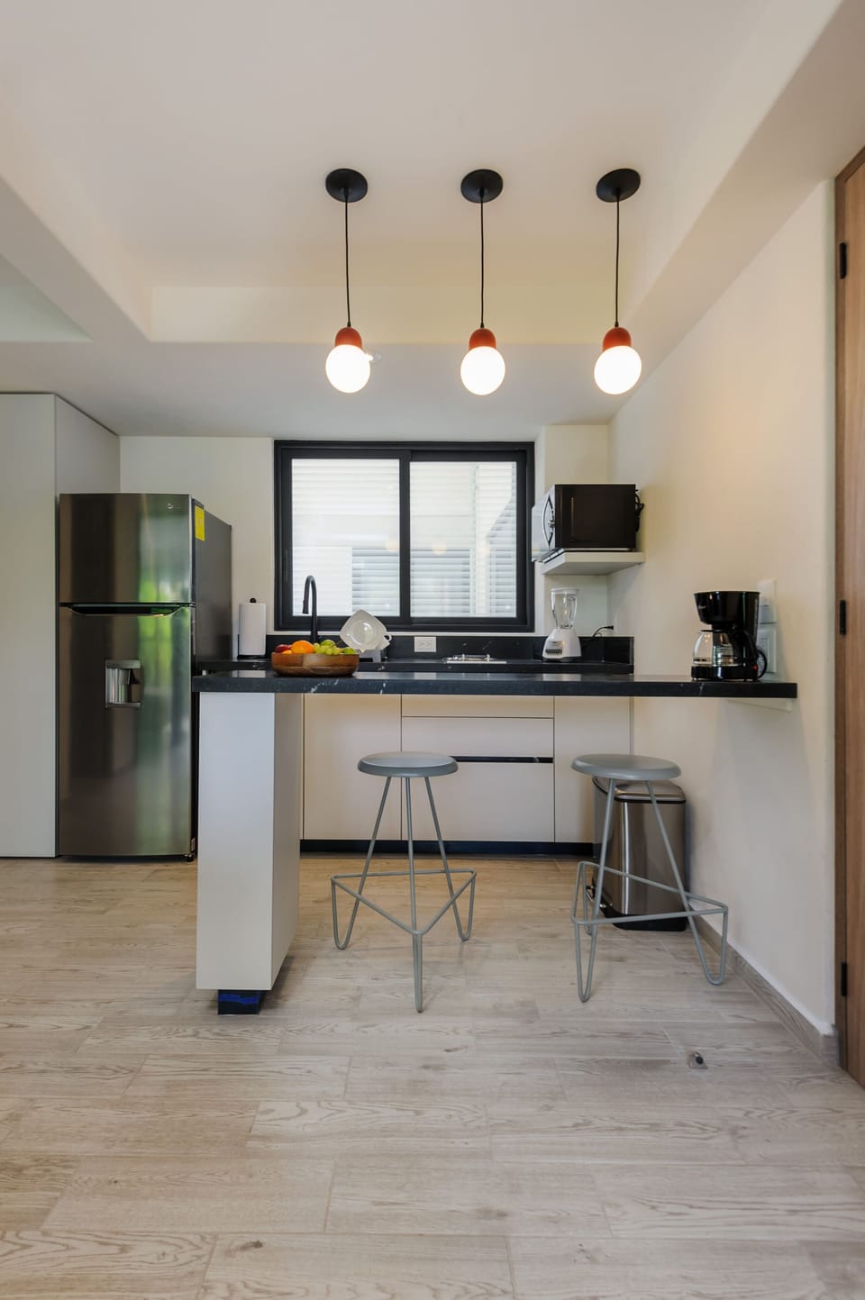 La cocina tiene los electrodomésticos necesarios para cocinar en casa.
