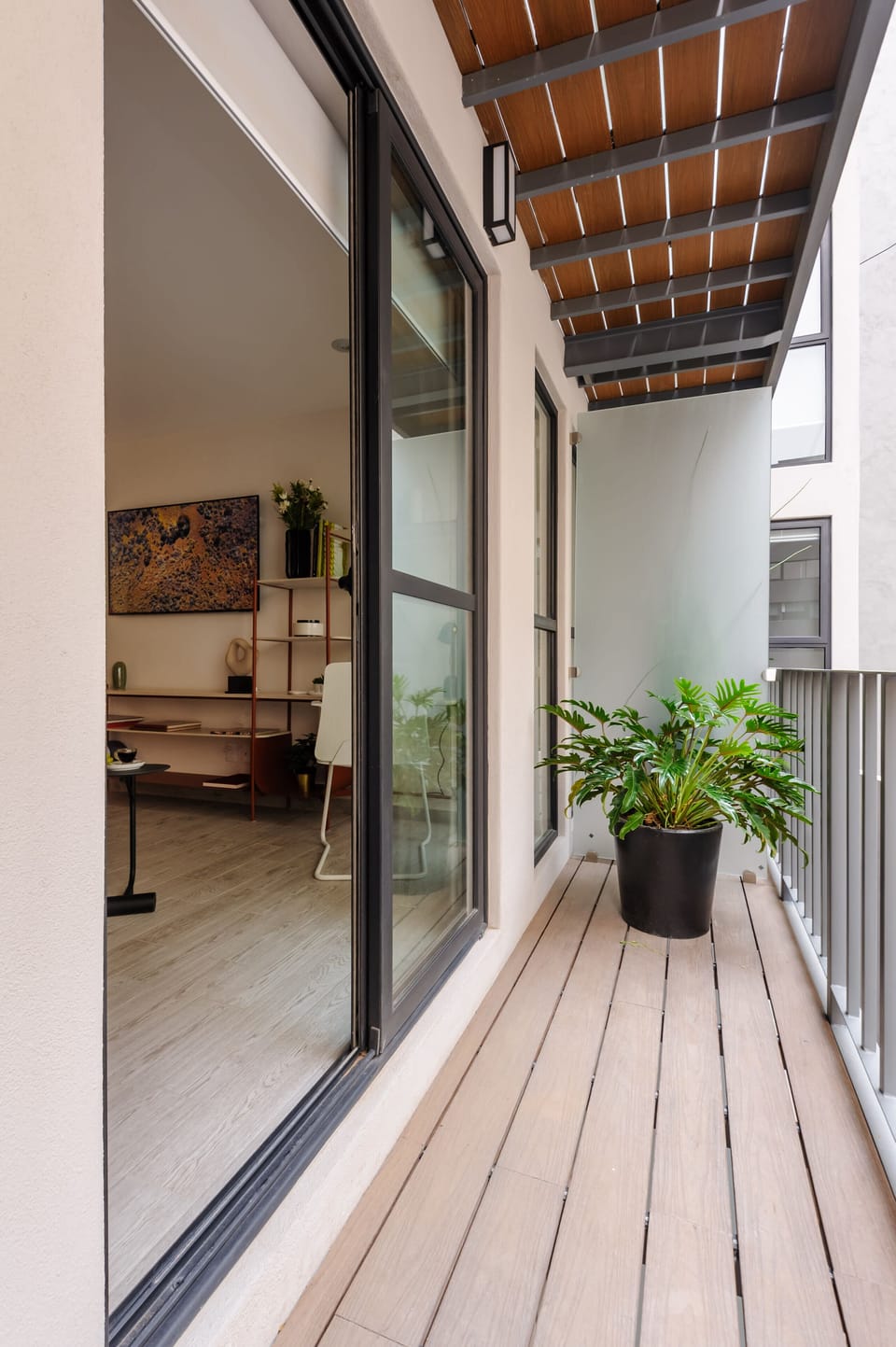 La terraza es perfecta para disfrutar de una bebida. Los departamentos son idénticos en diseño y apariencia ya que se encuentran en un edificio. El piso asignado puede variar dependiendo de la disponibilidad a la hora de reservar. Sin embargo todos están perfectamente diseñados para ofrecerte el mejor servicio.