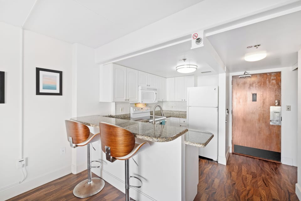 Waikiki Beach Style Studio 5 Star Location | Private kitchen