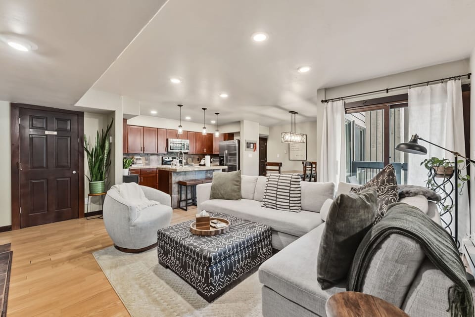 Hardwood Floors, Open Layout