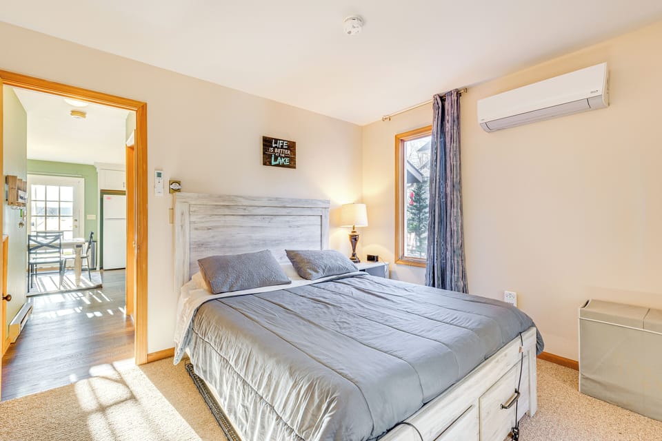 Bedroom 1 | Queen Bed | Linens Provided | 1st Floor