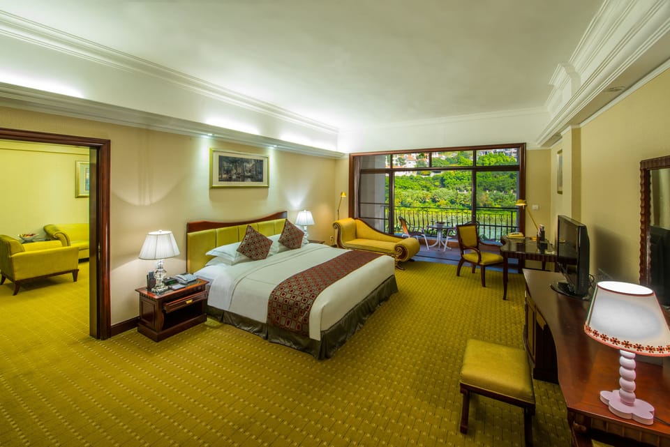 Commercial Suite | Pillowtop beds, free minibar items, desk, blackout drapes