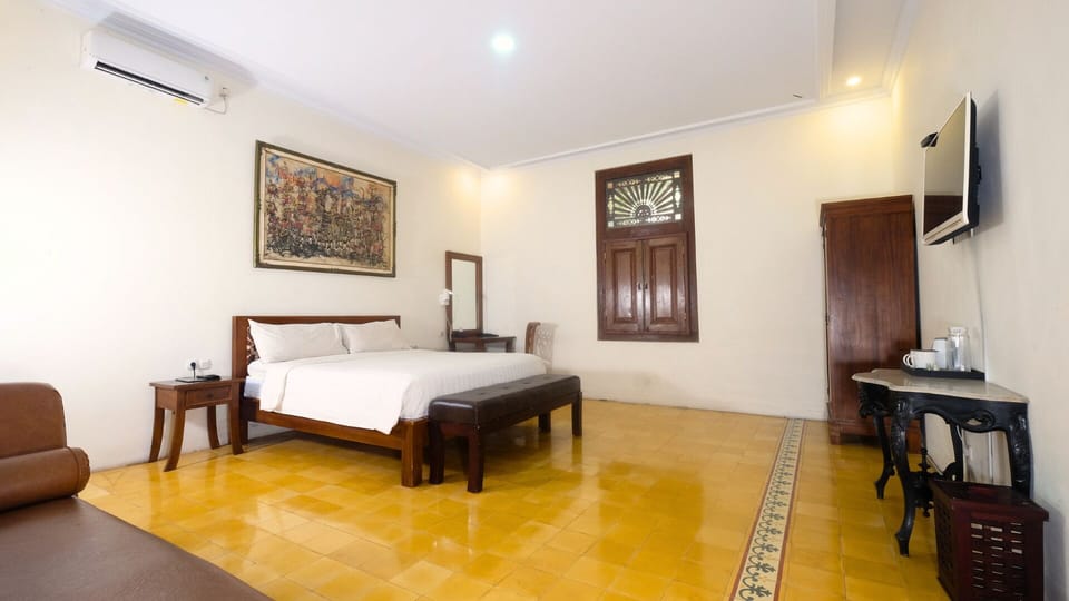 Family Room | Laptop workspace, free WiFi, bed sheets