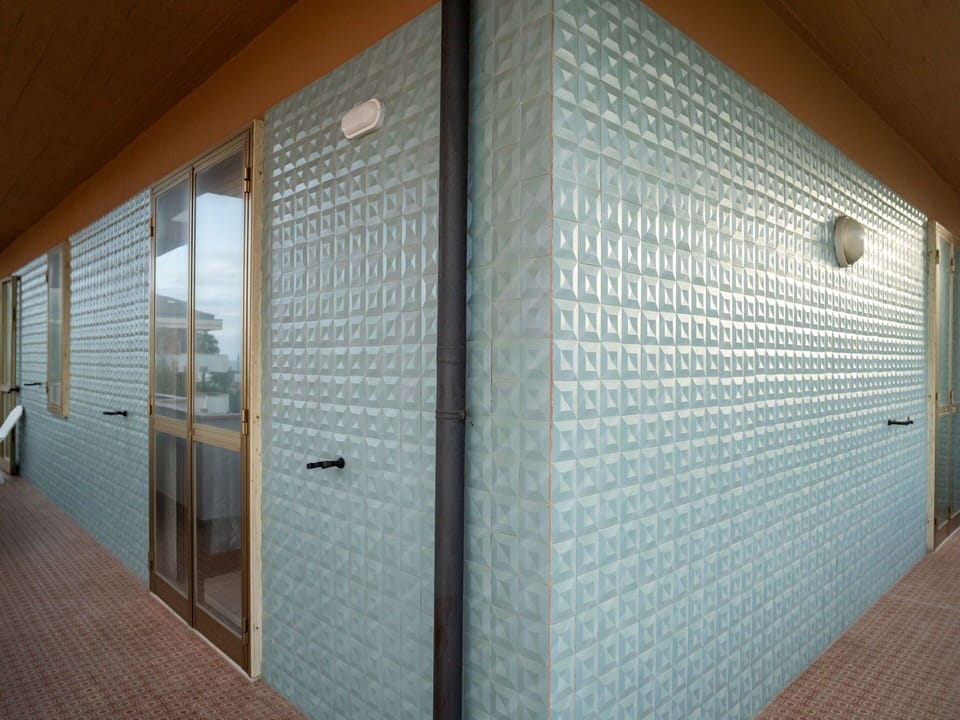 Shade, Wood, Composite Material, Automotive Exterior, Flooring, Building, Glass, Facade, Ceiling