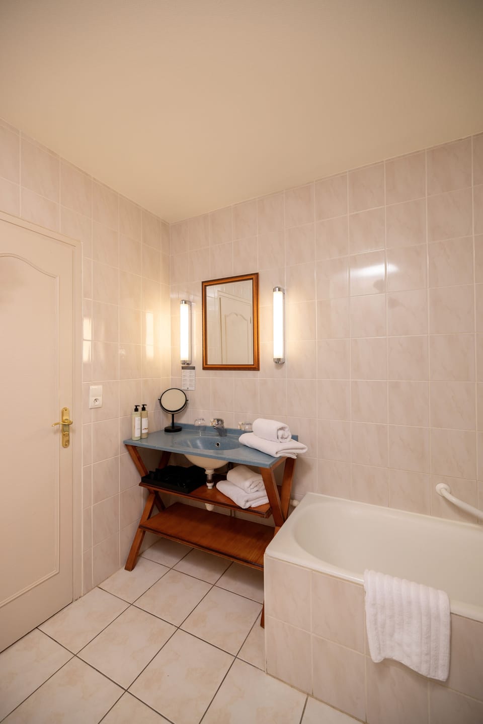 Family Room | Bathroom | Free toiletries, hair dryer, towels