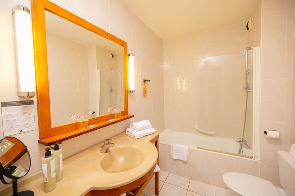 Suite de la Tour | Bathroom | Free toiletries, hair dryer, towels