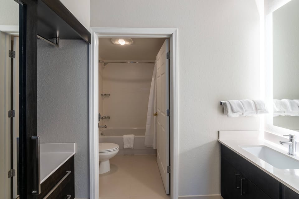 Combined shower/tub, designer toiletries, hair dryer, towels