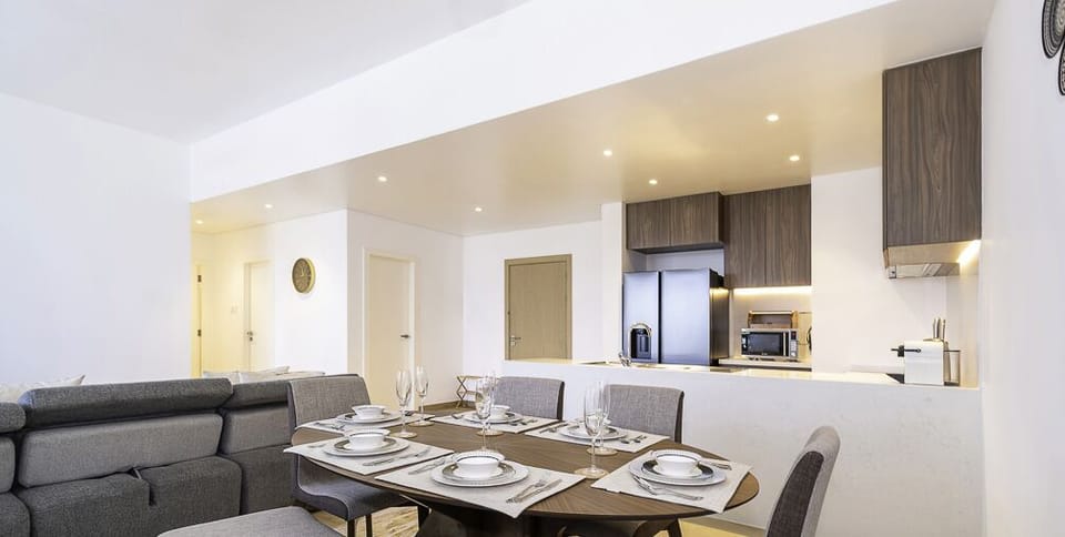 Apartment, Balcony, Sea View | In-room dining