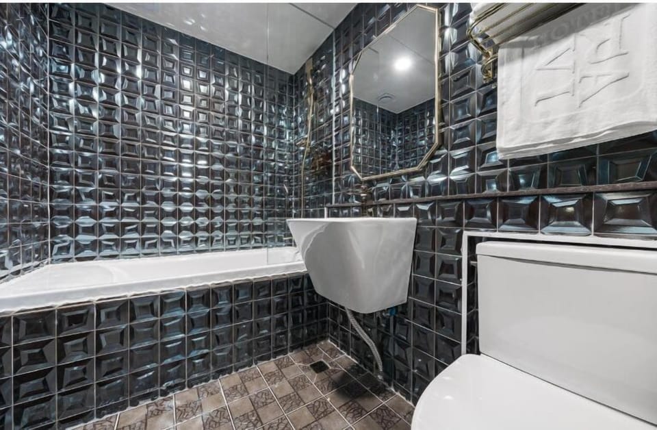 C - Premium Double Room, 1 Queen Beds, Non Smoking (2 PC's) | Bathroom | Hair dryer, towels, soap, shampoo